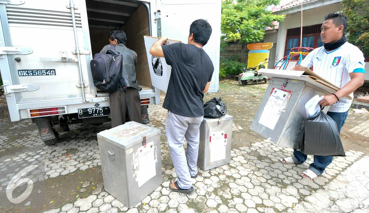 Petugas TPS memasukan kotak suara ke dalam mobil untuk di distribusikan ke lokasi pemilihan suara, Depok, Selasa (8/12). Distribusi logistik Pemilihan Kepala Daerah (Pilkada) Kota Depok berjalan lancar dan aman. (Liputan6.com/Yoppy Renato)