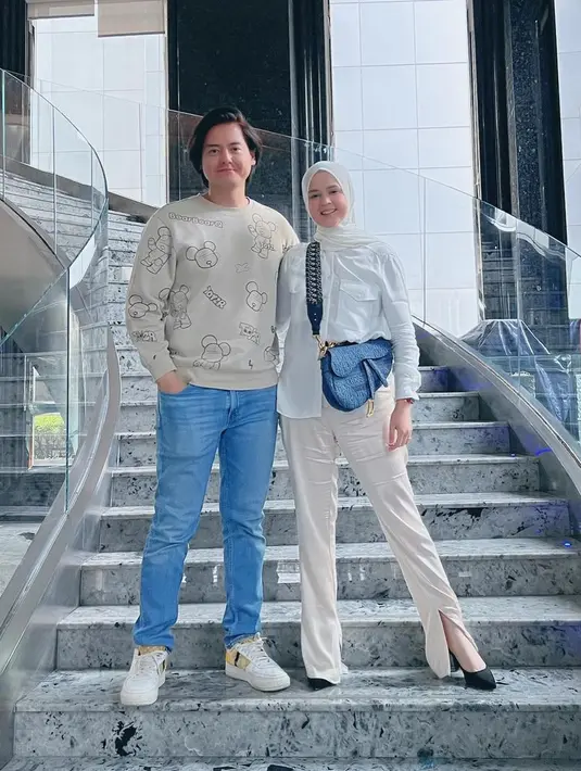 <p>"Sakit banget sampai nggak bisa jalan, berdiri tegak, sampai nunduk jalannya. Sakit di dekat bagian pusar itu ya, dicolek dikit gitu sakit," ujar pemeran sinetron Belok Kanan Jalan Terus ini. [Instagram/rogerojey]</p>