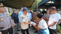 Momen Haru saat Mendagri Beri Santunan Keluarga Korban Gempa di Ende