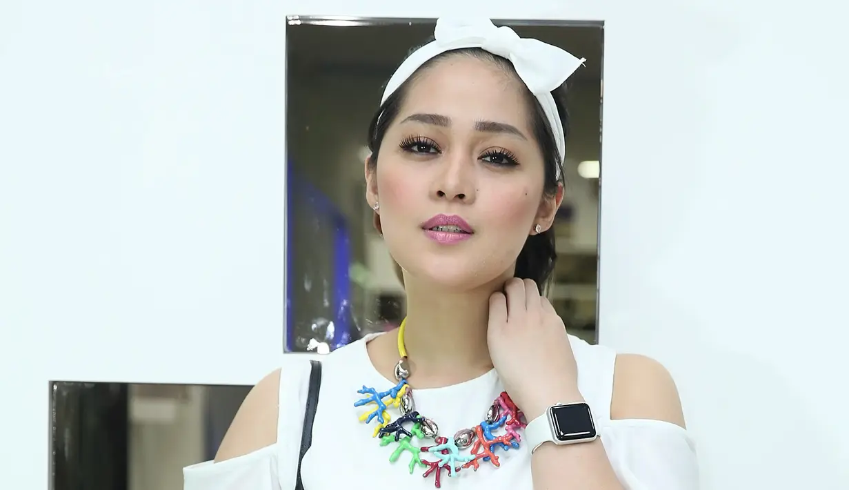 Gracia Indri resmi mengajukan gugatan cerai pada suaminya, David Noah. Gugatan di layangkan di Pengadilan Negeri Bandung. Saat dimintai keterangan, personel band Noah itu mengaku malah belum tahu. (Bambang E. Ros/Bintang.com)