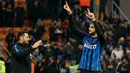 Pemain Inter Milan, Andrea Ranocchia bersama Antonio Candreva merayakan kemenangan tim mereka atas Chievo Verona pada laga ke-15 Serie A, di Stadion San Siro, Minggu (3/12). Inter menggilas tamu mereka dengan lima gol tanpa balas. (AP/Antonio Calanni)