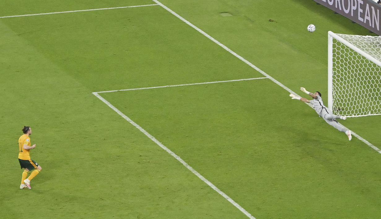 Kapten Timnas Wales, Gareth Bale, gagal mengeksekusi tendangan penalti menjadi gol. Tendangan Bale melesat di atas mistar gawang Turki. (Dan Mullan/Pool via AP)