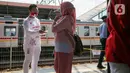 Sekelompok milenial PT KCI bernama C-Ranger membagikan masker kepada para pengguna jasa KRL di Stasiun Tanah Abang, Jakarta, Senin (17/8/2020). PT Kereta Commuter Indonesia (KCI) memperingati Hari Kemerdekaan RI dengan membagikan masker kepada para pengguna jasa KRL. (Liputan6.com/Faizal Fanani)