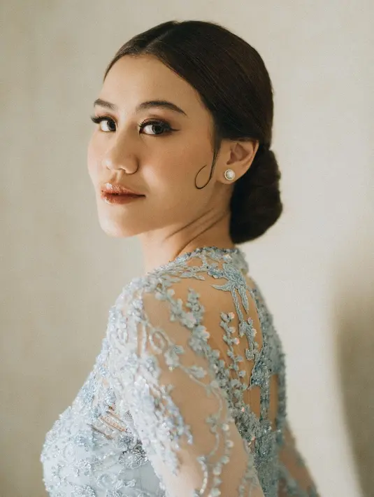 Penampilannya semakin memikat dengan area mata yang dipertajam menggunakan winged eyeliner hitam. [Foto: Instagram/aaliyah.massaid]