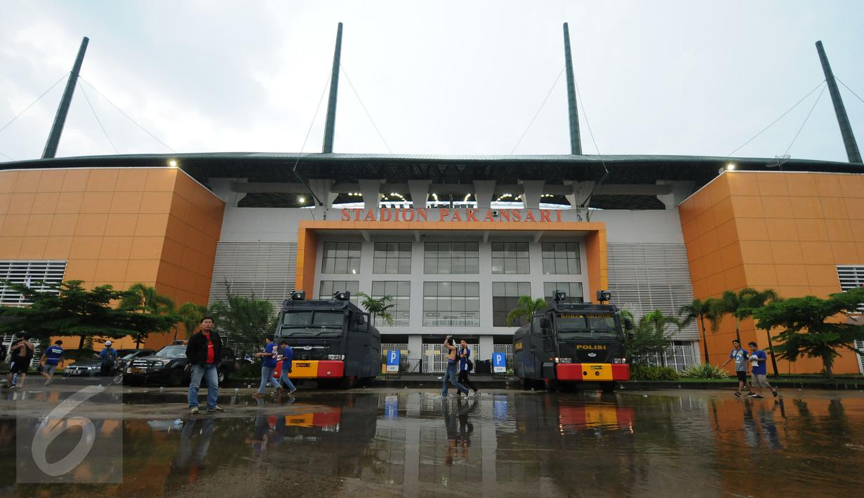 Kendaraan taktis disiagakan di depan pintu masuk Stadion Pakansari, Kab Bogor, Sabtu (11/3). Jelang laga perebutan tempat ketiga Piala Presiden 2017 antara Semen Padang vs Persib, keamanan Stadion Pakansari diperketat. (Liputan6.com/Helmi Fithriansyah)