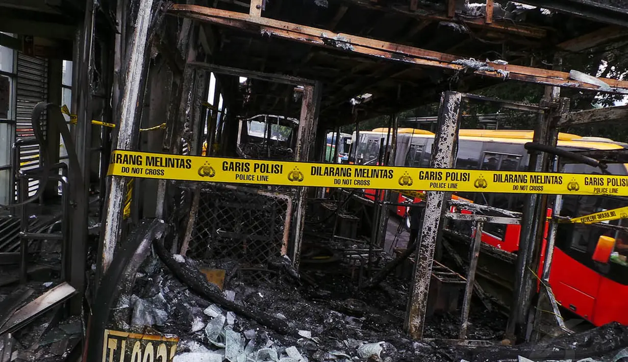 Beruntung tidak ada korban jiwa dalam peristiwa tersebut. Tampak, seluruh badan bus habis terbakar, Jakarta, Kamis (28/8/14). (Liputan6.com/Faizal Fanani)