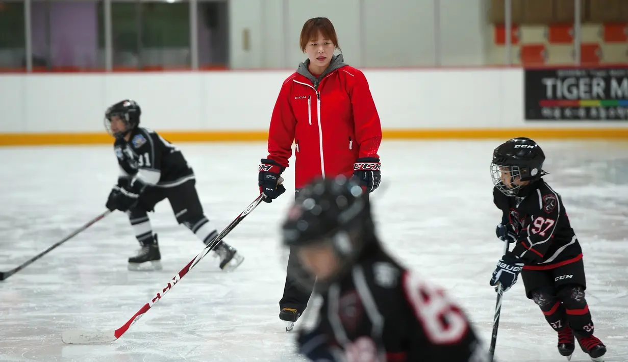 Mantan atlet hoki es Korut, Hwangbo Young melatih anak-anak selama kelas hoki di gelanggang es di Seoul (4/4). Hwangbo berharap bisa menjadi pelatih tim hoki es wanita nasional Korea Selatan pada Olimpiade musim dingin 2018. (AFP Photo / Jung Yeon-Je)