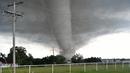 Sebuah tornado besar melanda daerah selatan Kota Oklahoma, Senin (9/5). Tornado menelan korban sebanyak dua orang dan tiga rumah penduduk hancur. (Josh EDELSON/AFP)