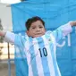 Murtaza Ahmadi menerima jersey Timnas Argentina asli bertanda tangan Lionel Messi. (Liputan6.com/twitter.com/unicefafg)