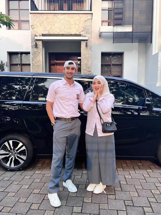 Gunakan seragam putih abu, Ali Syakieb dan Margin Wieheerm baik anak SMA yang sedang pacaran