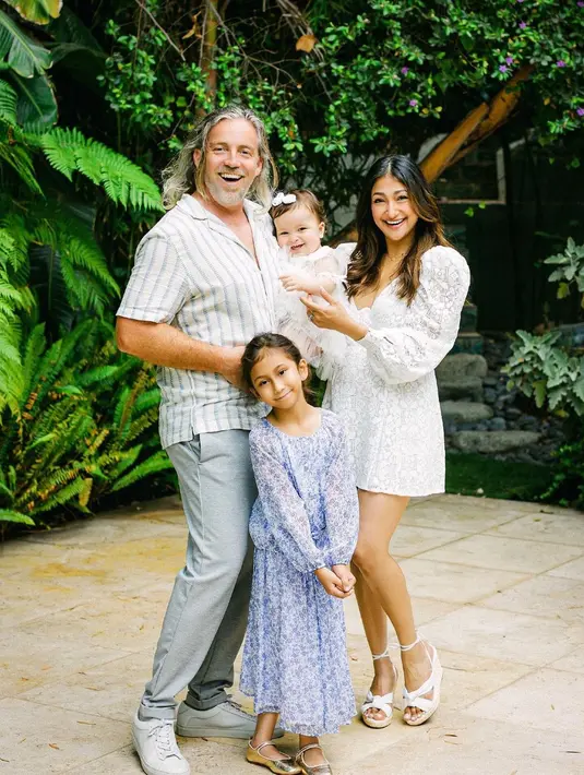 Rahma hidup bahagia bersama suami dan anaknya. Meski jarang terlihat dilayar kaca, pemilik nama asli Rahmah Syahidah Azhari itu kerap membagikan potret bersama keluarganya di akun instagramnya. [Instagram/raazharita]