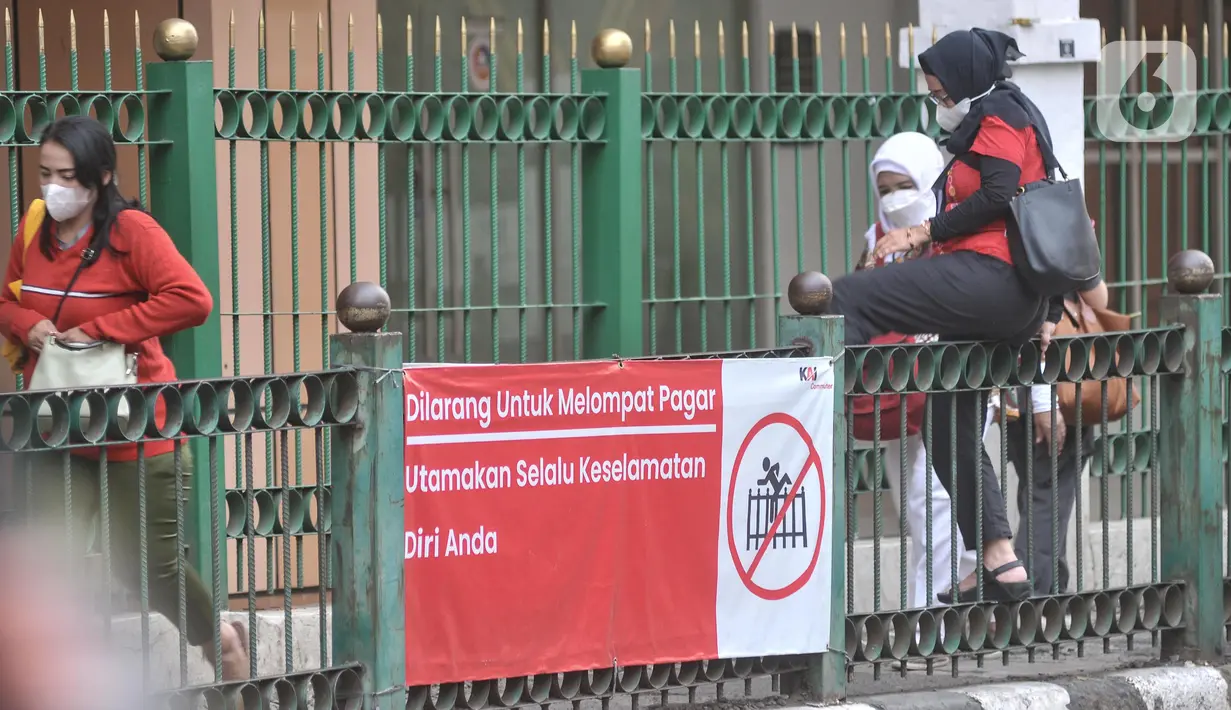 Perjalanan dari pintu keluar area Stasiun Cikini dengan lokasi untuk menyeberang atau keluarga pagar tidak terlalu jauh.  (merdeka.com/Iqbal S.Nugroho)