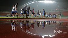Para pemain Arema FC tengah melakukan pemanasan sebelum berlatih taktik menghadapi Pusamania Borneo FC pada Babak Final Piala Presiden 2017 di Stadion Pakansari, Bogor, Jumat (10/3/2017). (Bola.com/Nicklas Hanoatubun)