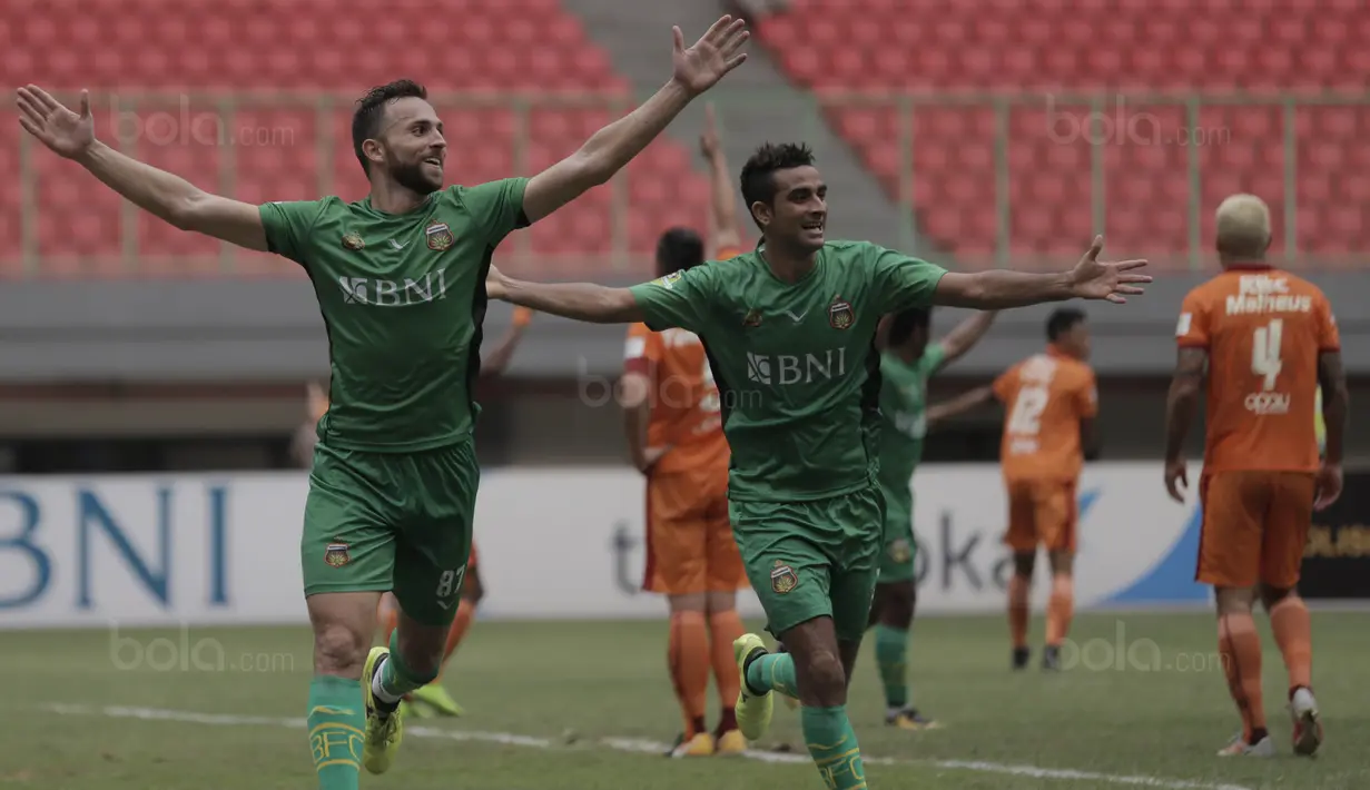 Striker Bhayangkara FC, Ilija Spasojevic, merayakan gol yang dicetaknya ke gawang Borneo FC pada laga Liga 1 Indonesia di Stadion Patriot, Bekasi, Rabu (20/9/2017). Bhayangkara menang 2-1 atas Borneo. (Bola.com/Vitalis Yogi Trisna)