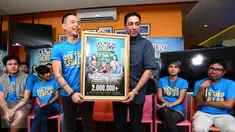 Aktor dan sutradara Ernest Prakasa bersama Produser Starvision Chand Parwez berfoto bareng dengan piagam 2 juta penonton saat jumpa pers Film Cek Toko Sebelah di kawasan Sarinah, Jakarta, Senin (16/1). (Liputan6.com/Herman Zakharia)
