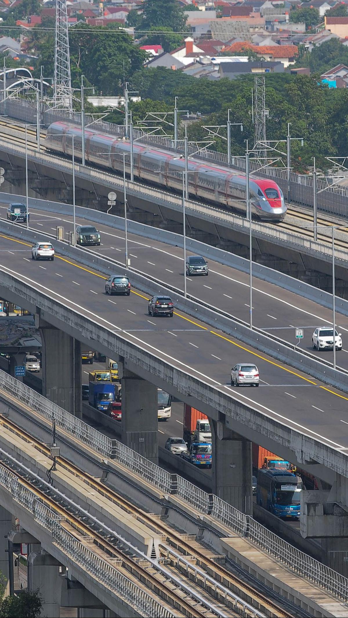 Kereta cepat Jakarta-Bandung, Whoosh melaju di kawasan Bekasi, Jawa Barat, Selasa (20/2/2024).&nbsp;
