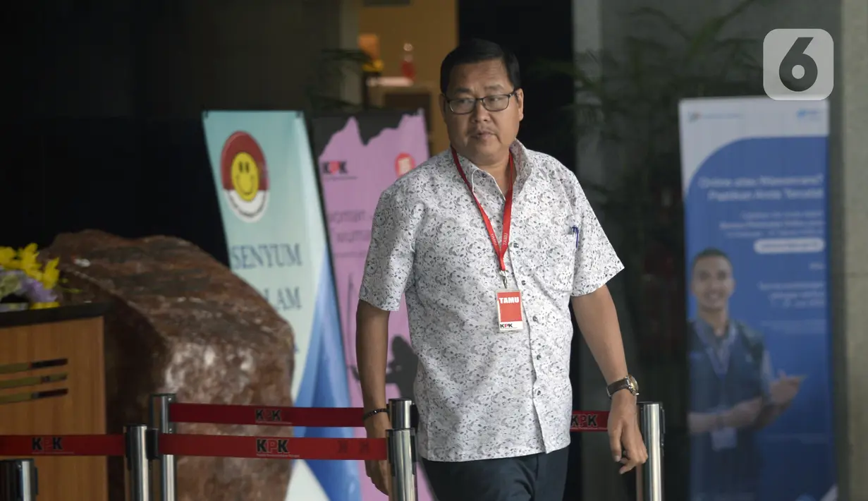 Mantan Ketua DPRD Kabupaten Bengkalis Abdul Kadir tiba di Gedung KPK, Jakarta, Rabu (18/3/2020). Abdul Kadir diperiksa sebagai saksi untuk tersangka Bupati nonaktif Bengkalis Amril Mukminin terkait dugaan menerima suap proyek pembangunan Jalan Duri-Sei Pakning. (merdeka.com/Dwi Narwoko)