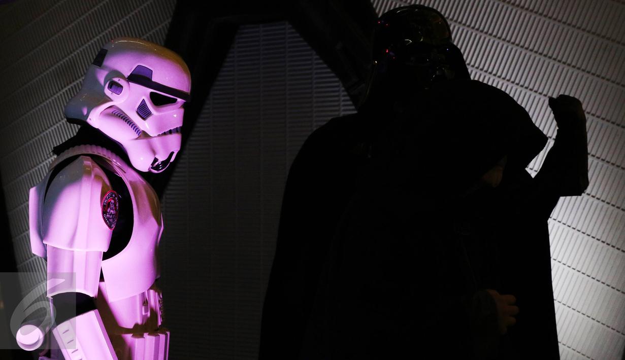 Orang berkostum karakter Star Wars saat menghibur pengunjung yang hadir di wahana dunia petualangan intergalaksi 'Star Wars: The Force Awekens', Senayan City, Jakarta, (7/12).Wahana berlangsung hingga 10 Januari 2016. (Liputan6.com/Immanuel Antonius)