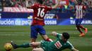 Pemain Atletico Madrid, Angel Correa, ditekel oleh pemain Eibar, Dani Garcia, pada laga La Liga di Stadion Vicente Calderon, Spanyol, Sabtu (6/2/2016). Atletico Madrid berhasil menaklukan Eibar 3-1. (Reuters/Javier Barbancho)