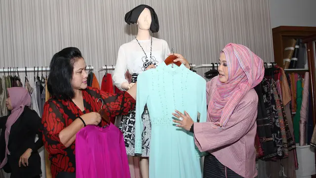 Desainer Langganan Keluarga Presiden Jokowi Fashion Show di London