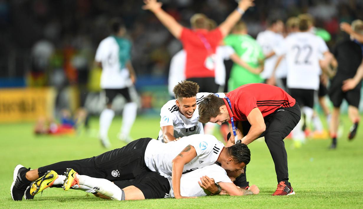Gaya selebrasi kemenangan para pemain Jerman U-21 setelah mengalahkan Spanyol U-21 pada final final Piala Eropa U-21 di Krakow, Polandia,(30/6/2017). Jerman U-21 menang atas Spanyol U-21 dengan skor 1-0. (AFP/ Janek Skarzynski)