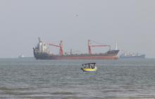 Selat Hormuz Mencekam: Tanker Minyak Meledak Diterjang Ranjau