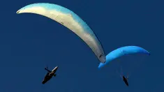 Sejumlah pemain paralayang turut ambil bagian dalam kegiatan luar ruangan dekat Krusevo, Makedonia Utara, pada 2 Agustus 2020. (Xinhua/Tomislav Georgiev)