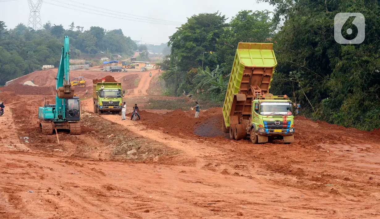 Kondisi proyek jalan baru Bojonggede-Kemang (Bomang) di Jampang, Kabupaten Bogor, Jumat (25/9/2020). Proyek jalan baru Bomang kini memasuki tahap pengurukan tanah untuk pemadatan. (merdeka.com/Dwi Narwoko)
