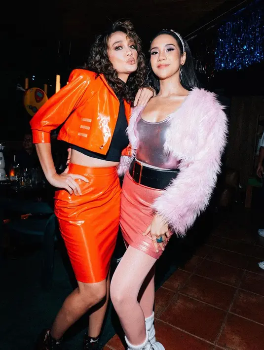 Gaya klasik cantik Luna Maya dengan rambut ikal di pesta ulang tahun Anya Geraldine. Rambut sebahunya dihighlight sedikit dengan nuansa keemasan, lalu diikal kecil-kecil. [Foto: Instagram/lunamaya]