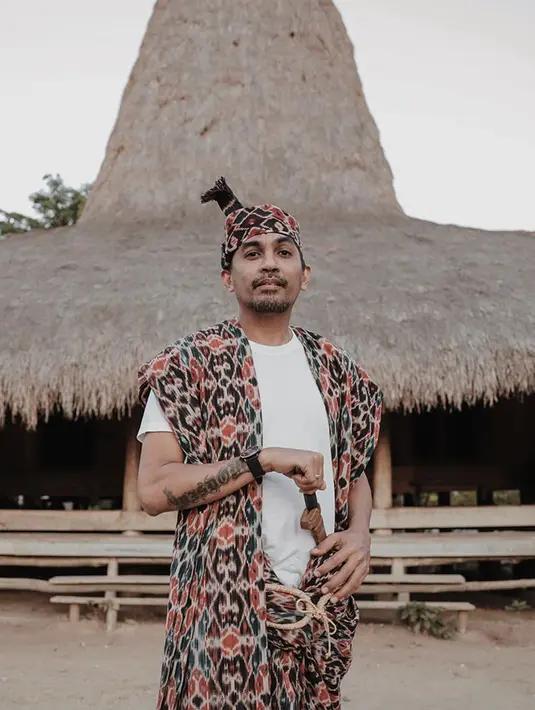 Di postingan ini, Glenn Fredly tampak maskulin dengan pakaian pria adat Sumba. (Liputan6.com/IG/@mutia_ayuu)