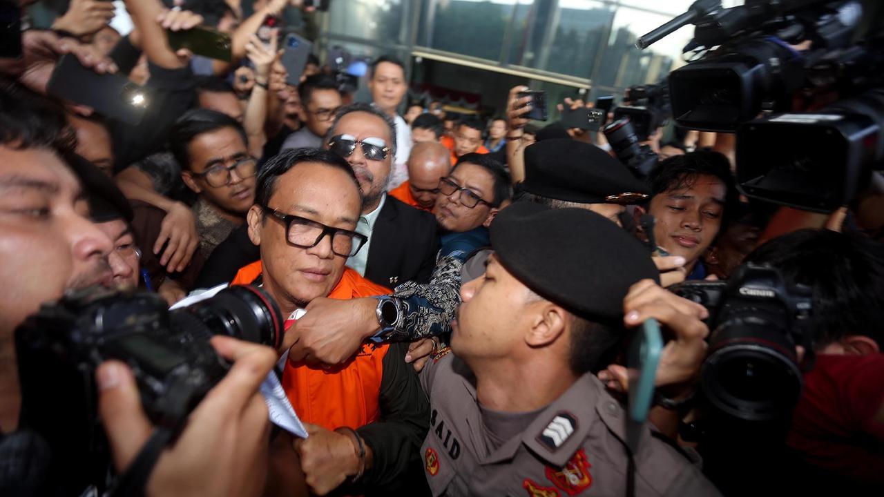 FOTO:  Wamenaker Immanuel Ebenezer Menangis Usai Ditetapkan Tersangka Kasus Sertifikat K3