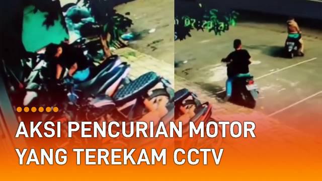 Video CCTV memperlihatkan dua orang pria melakukan aksi pencurian sepeda motor.