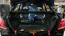 Pekerja merakit bagasi mobil Mercedes-Benz di fasilitas perakitan Mercedes-Benz, Bogor, Selasa (24/1). Produksi model baru ini merupakan bukti nyata Mercedes-Benz menjadikan Indonesia sebagai basis produksi kendaraan Mercedes. (Liputan6.com)