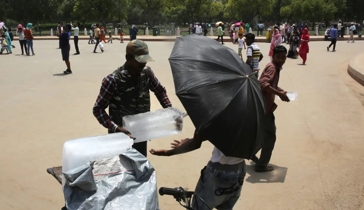 Pedagang membeli es selama musim panas di New Delhi, India (10/6/2019). Kondisi gelombang panas yang parah menyapu bagian utara dan barat India dengan suhu maksimum melonjak hingga 48 derajat Celcius ( 118 F) di beberapa bagian Rajasthan. (AP Photo/Manish Swarup)