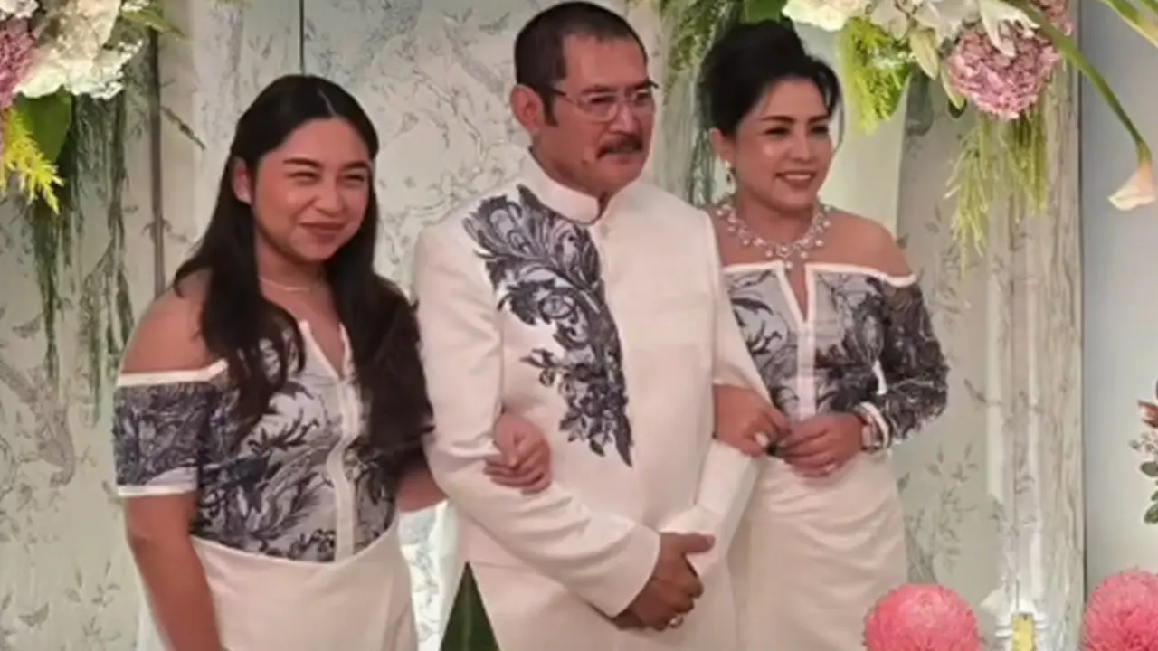 6 Detail Outfit Couple Mayangsari dan Khirani di Anniversary Pernikahan ke-25