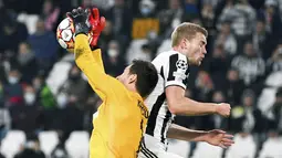 Kiper Zenit St. Petersburg, Stanislav Kritsyuk berebut bola dengan bek Juventus, Matthijs de Ligt pada match day ke-4 Liga Champions di Allianz stadium, Rabu (3/11/2021) dinihari WIB. Menjamu Zenit, Juventus menang 4-2 atas Zenit. (Marco Alpozzi/LaPresse via AP)