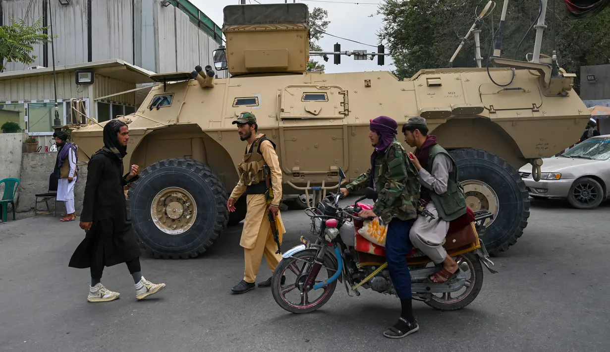 Pejuang Taliban berpatroli di sepanjang jalan di Kabul (17/8/2021). Taliban bergerak untuk segera memulai kembali ibu kota Afghanistan setelah pengambilalihan Kabul n dan menyuruh staf pemerintah untuk kembali bekerja. (AFP/Wakil Kohsar)