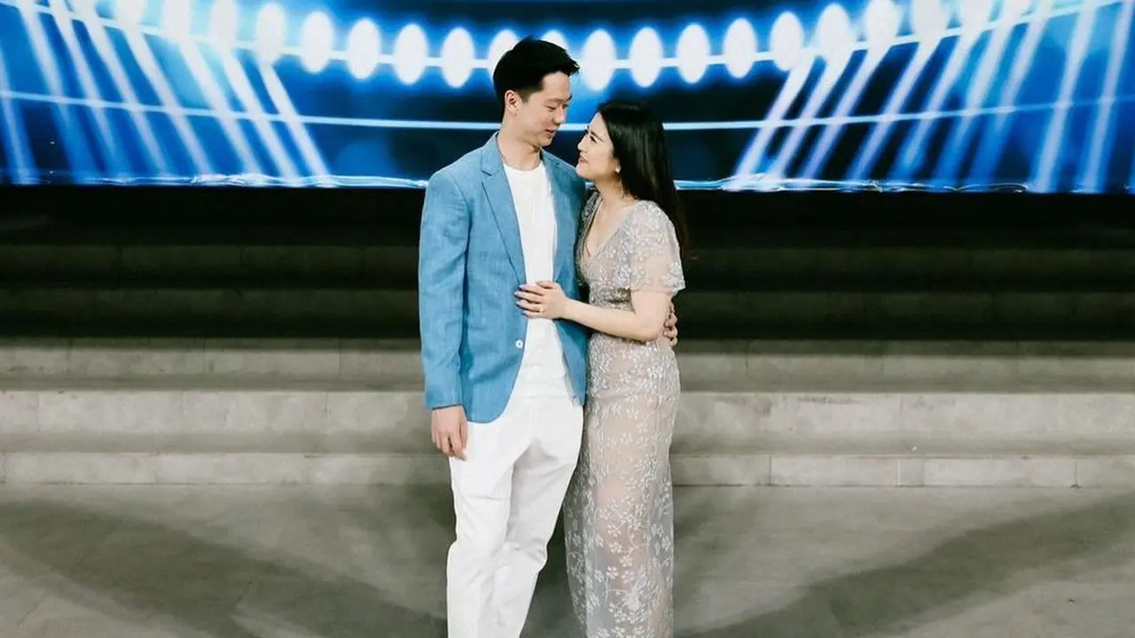Peluk dan Cium Kevin Sanjaya Saat Lamar Valencia Tanoesoedibjo
