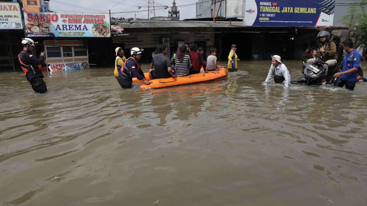 Kondisi akses Jakarta-Tangerang terputus akibat luapan Kali Angke