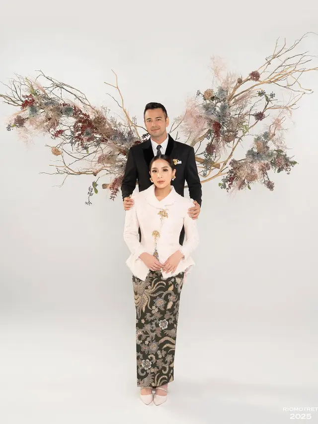 Model Atasan Brokat Bawahan Batik ala Nagita Slavina