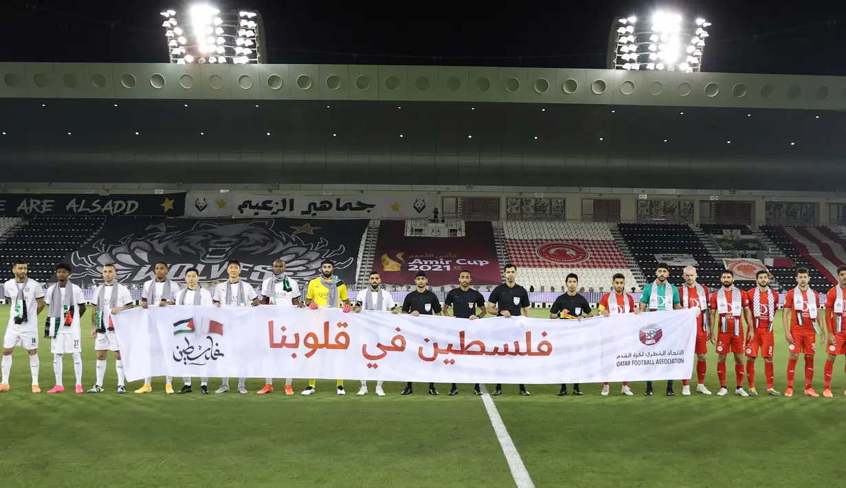 Para pemain kedua tim juga membentangkan spanduk yang bertuliskan "Palestina ada di hati kami" sambil berbaris sebelum laga dimulai. (Qatar Football Associations)