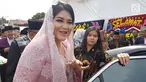 Putri Presiden Joko Widodo, Kahiyang Ayu tiba di rumah salah satu paman suaminya, Bobby Nasution, di Jalan Suka Tangkas, Medan Johor, Selasa (21/11). Kahiyang akan diberi Boru Siregar lewat prosesi Mangalehan Marga. (Liputan6.com/Aditya Eka Prawira)