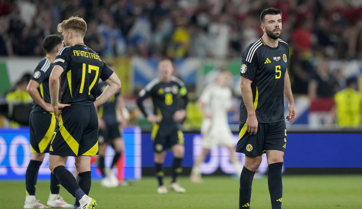 Pemain Skotlandia, Grant Hanley, tampak lesu setelah ditaklukkan Hungaria pada laga Grup A Euro 2024 di Stuttgart Stadium, Senin (24/6/2024). (AP Photo/Matthias Schrader)