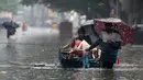 Orang-orang mengarungi jalan yang banjir setelah hujan lebat di Chennai, India (8/11/2021). Chennai dilanda Curah Hujan Terberat Sejak 2015,  Pihak berwenang Keluarkan Peringatan Banjir. (AFP/Arun Sankar)