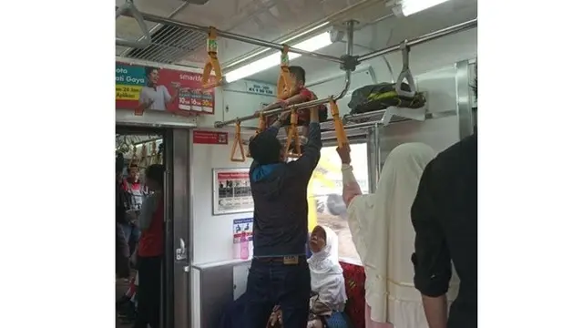 6 Kelakuan Kocak saat di Dalam Kereta Api Ini Bikin Ketawa