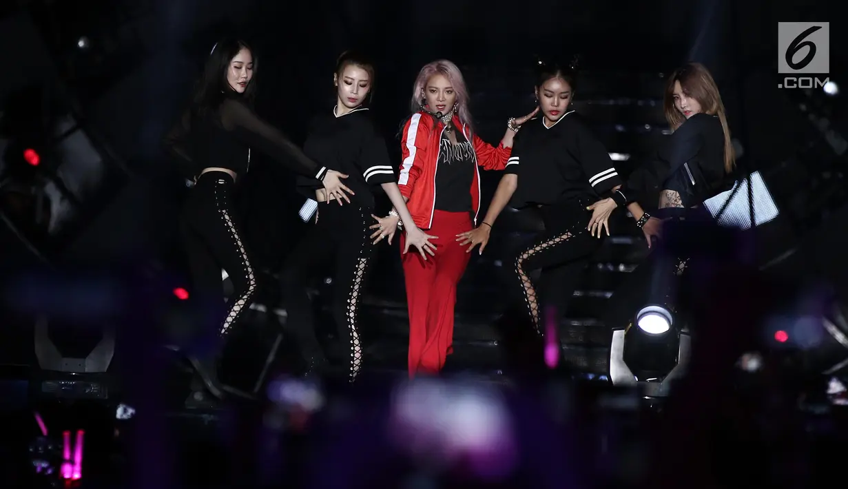 Penampilan personil SNSD Hyoyeon saat menghibur penonton acara Count Down Asian Games 2018 di Monas, Jakarta, Jumat (18/7). Hyoyeon  membawakan dua lagu andalan, "Mistery" dan "Wanna Be". (Liputan6.com/Herman Zakharia)