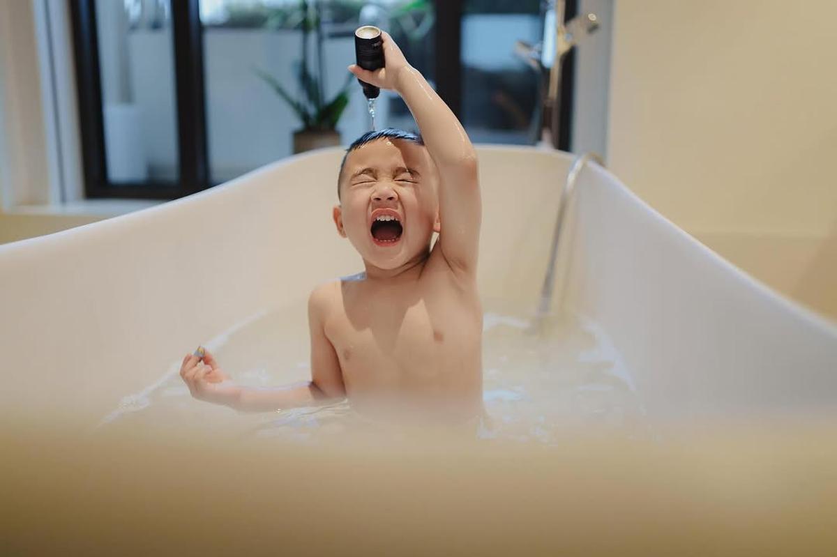 Potret Rayyanza Mandi di Bathtub Saat Liburan, Netizen Heboh: Masih Kecil Tapi Gantengnya Kelewatan