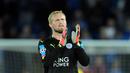 Kiper Leicester City, Kasper Schmeichel memberikan salam kepada fans usai melawan FC Porto pada lanjutan liga Champions grup G di Stadion King Power, Leicester, Rabu (28/9/2016) dini hari WIB. Leicester menang 1-0. (AP Photo/Rui Vieira)