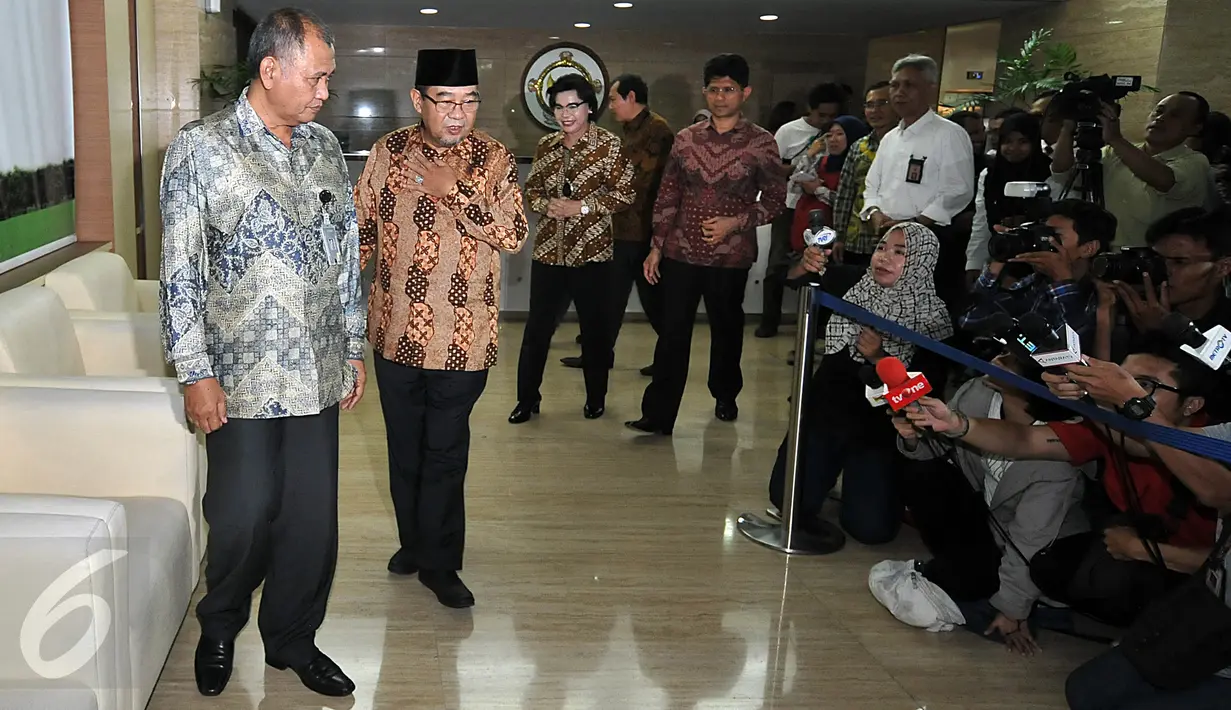 Ketua KPK Agus Raharjo (kiri) didampingi Ketua BPK Harry Azhar Azis (kedua kiri) bersiap memberi keterangan pers seusai melakukan pertemuan tertutup antara KPK dan BPK di kantor BPK, Jakarta, Rabu (13/1). (Liputan6.com/Johan Tallo)