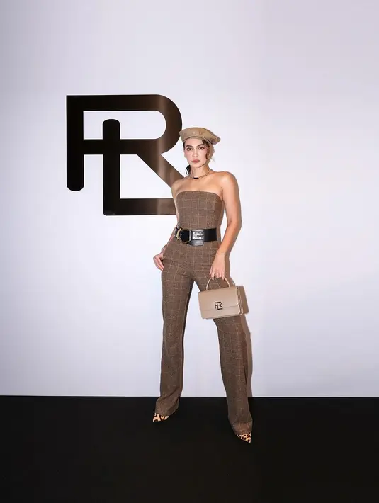 Luna Maya pun tak ragu memamerkan body goals-nya yang ramping di acara Ralph Lauren di Singapura [@lunamaya]